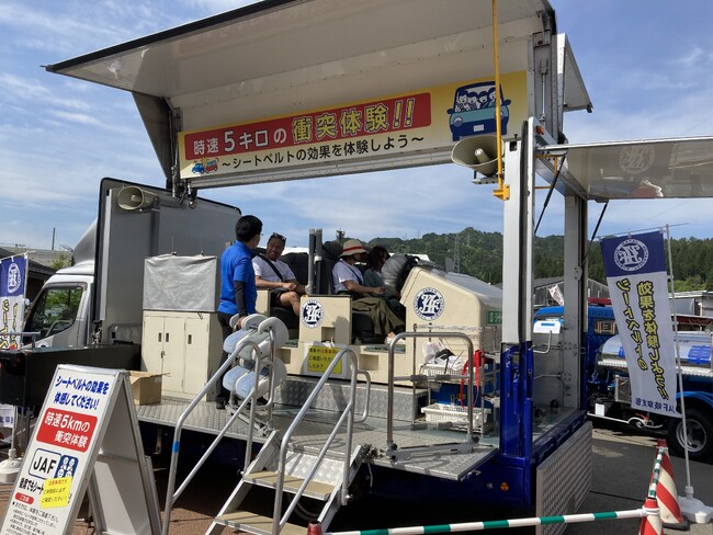 シートベルト効果体験車