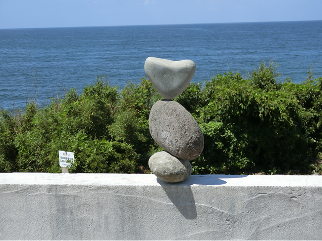 海岸の石をつかったストーンバランシング