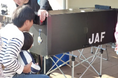 【JAF札幌】小学生の交通事故防止へ。日没が早まる秋を前に「反射材」の効果をほっかいどうわくわくキッズフェスタ in滝野公園で啓発