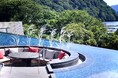 湖畔にキラキラ輝くクリスタルガラスのススキ 芦ノ湖を望むはなをりでしか見られない秋のイマーシブスポット