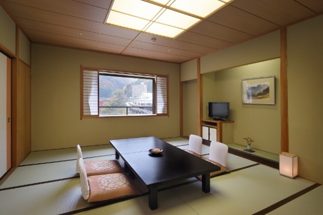 温泉街を散策したあとは、客室でくつろぎのひとときを