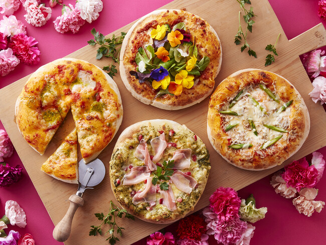 エディブルフラワーで飾りつけた春らしさあふれるお花のピッツァをはじめ、春が旬の苺、アスパラガス、大阪産のしらすを使ったピッツァが登場する。