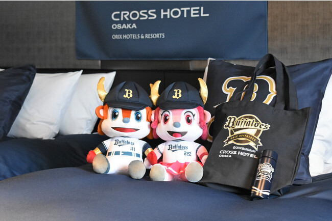 右：クロスホテル大阪オリジナルグッズ（トートバッグ・水筒）　左：球団公式マスコット「バファローブル」「バファローベル」ぬいぐるみ