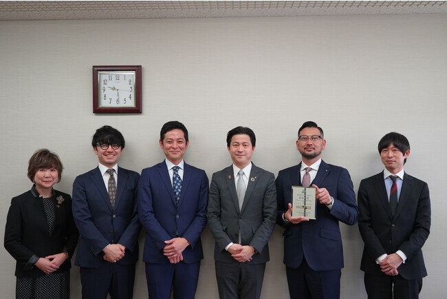 (2023.3.7市長表敬・左から)(株)Canvas 顧問 古志野純子氏、代表取締役 元廣惇氏、藤井寛幸氏、松江市長 上定昭仁氏、(株)きこり 代表取締役社長 大高賢二氏、(一社)島根県法人会連合会青年部会連絡協議会 会長 金津式彦氏 (2023.3.7市長表敬・左から)(株)Canvas 顧問 古志野純子氏、代表取締役 元廣惇氏、藤井寛幸氏、松江市長 上定昭仁氏、(株)きこり 代表取締役社長 大高賢二氏、(一社)島根県法人会連合会青年部会連絡協議会 会長 金津式彦氏