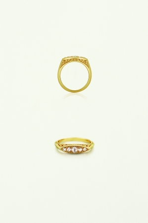 ヤドリギのレリーフと繊細な輝きを放つローズカットダイヤモンドを組み合わせたクラシカルな表情のリング。K18×ダイヤモンド　180,000円
