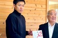 認定NPO法人SOS子どもの村JAPANは、2024年12月に福岡ソフトバンクホークス・柳田悠岐選手より7年目のご寄付を受領。7年間の累計寄付額は2,955万円となりました。