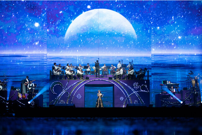 映画『IU Concert The Golden Hour』より 映画『IU Concert The Golden Hour』より