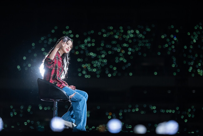 映画『IU Concert The Golden Hour』より 映画『IU Concert The Golden Hour』より
