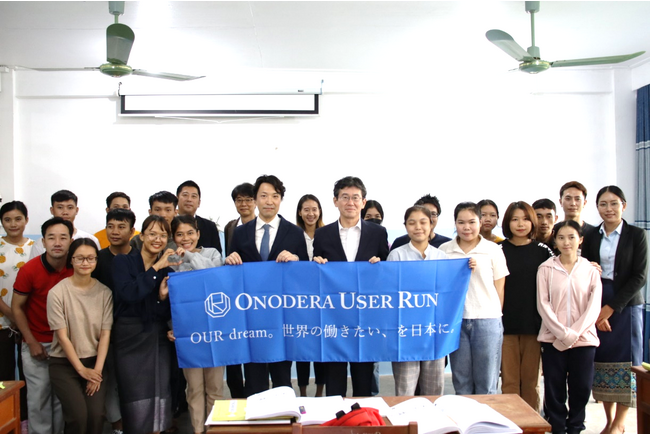 ■ラオスアカデミー学生との写真(中央左、弊社代表取締役社長 加藤 順、中央右、小林 賢一 在ラオス日本国大使) ■ラオスアカデミー学生との写真(中央左、弊社代表取締役社長 加藤 順、中央右、小林 賢一 在ラオス日本国大使)