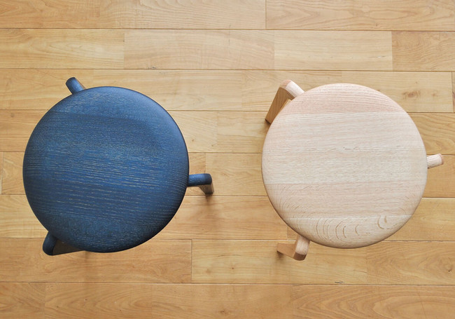 ＜左／藍染　右／オーク＞