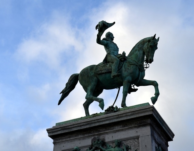 ルクセンブルク市中心部の広場に立つギョーム二世像