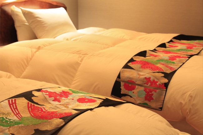 日本古来のアンティーク帯のベッドスロー