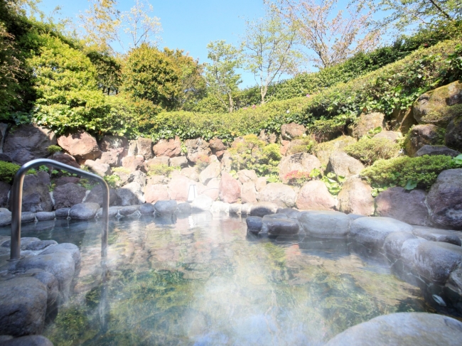 伊豆山温泉の露天風呂で疲れを癒す