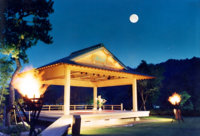 日本庭園内にある月花殿