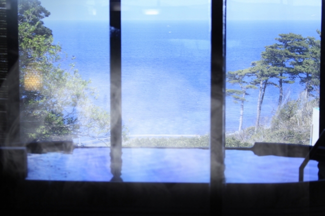 駿河湾を臨む共有露天風呂