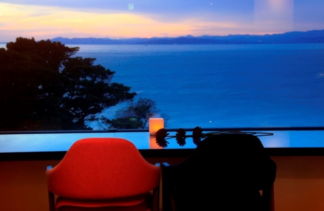駿河湾を一望頂けるカウンターでゆっくりお寛ぎください
