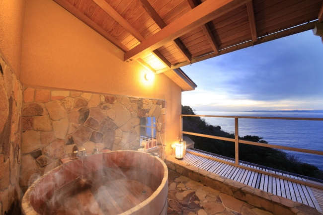 貸切露天風呂で夜に更ける