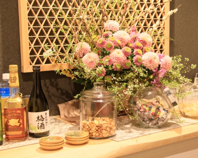 別館では、フリードリンクが愉しめるウェルカムサービスも