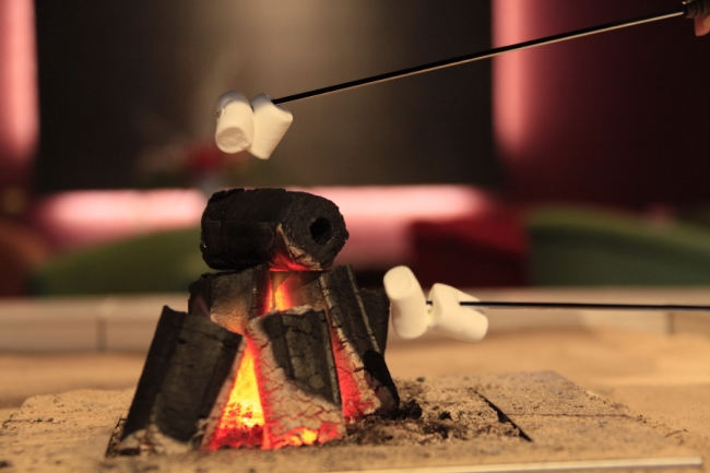 本館ゆとりろ西伊豆のロビーの囲炉裏で焼くマシュマロ