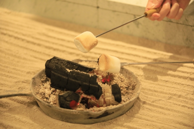 囲炉裏の炭火で焼いたマシュマロは絶品