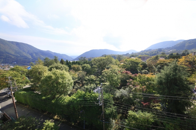 箱根の山々が一望の立地