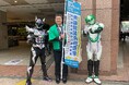 【福岡市】衆院選の投票率向上へ、ヒーローが街頭啓発。選挙管理委員会とドゲンジャーズが天神の街で呼びかけ