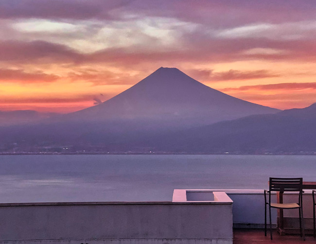 テラスから夕日の富士山