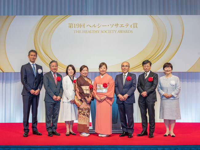 左から、玉井 孝直、井津 建郎、萱間 真美、林田 菜緒美、恒川 礼子、堀部 敬三、近藤 克則、高橋 弘枝（敬称略）