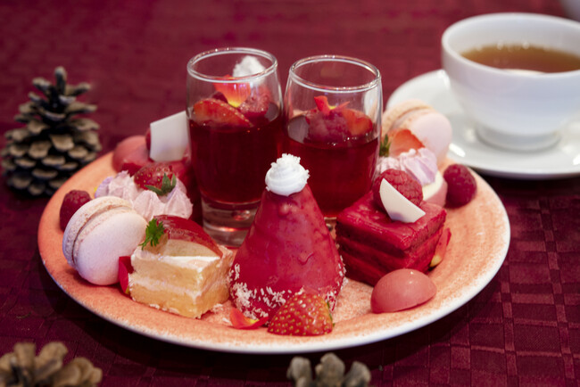上段（デザート）：りんごのケーキ、バラのマカロン、グレナデンのゼリーとフリュイルージュ、ルビーチョコのボンボンショコラ、サンタの帽子ムース、ピンクペッパーのスコーン、ラズベリーのコンフィチュール添え、ラズベリーのオペラ