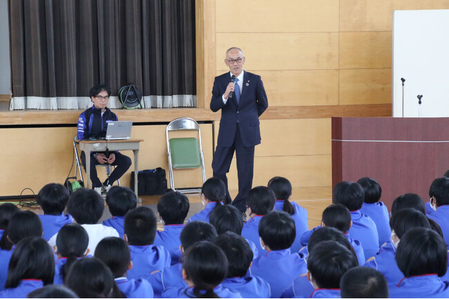 生徒に講演するヤマハ発動機　日高祥博代表取締役社長