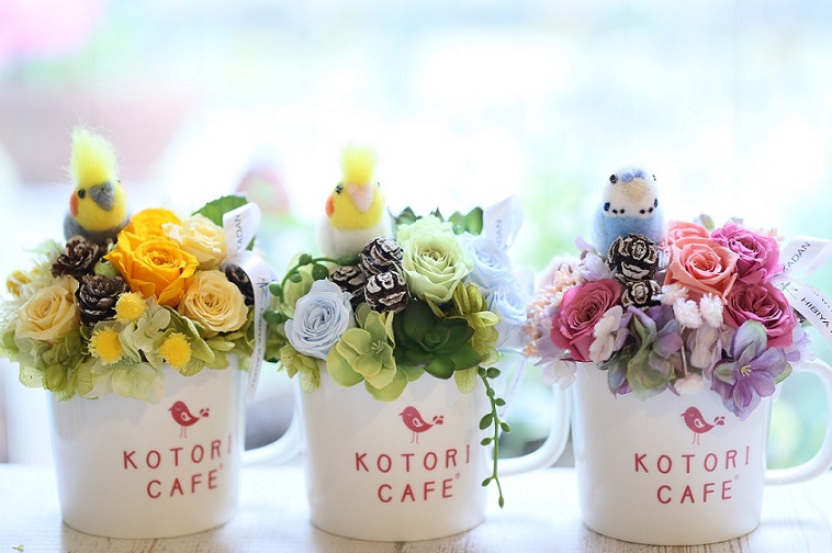 日比谷花壇 ことりカフェ 花と小鳥 テーマのフラワーアレンジメント登場 株式会社ことりカフェのプレスリリース