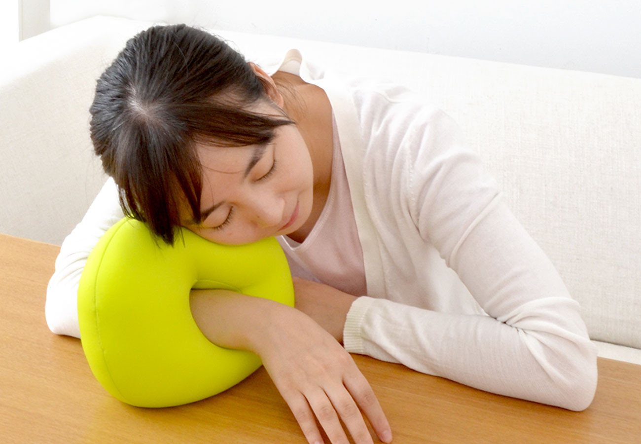 MOGU×まくら(株)コラボ企画第5弾。いつでも、どこでも、おひるねできる♪パウダービーズ使用のドーナツ型お昼寝用枕「おひるね MOGU」、10月18日発売。