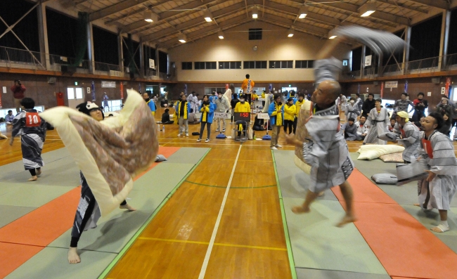 日本一が決まる 本気の まくら投げ ユニークな競技ルールで修学旅行の思い出を再現した 全日本まくら投げ大会 が今年も静岡県伊東市で開催されます まくら株式会社のプレスリリース