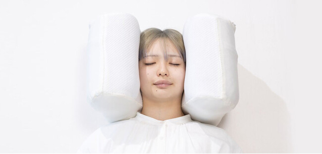 いつでも、どこでも、誰でもハマる、かぶって眠る装着型枕