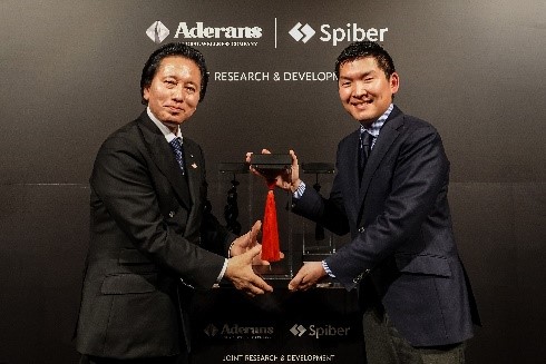 左から、代表取締役社長 津村佳宏、 Spiber株式会社 取締役兼代表執行役 関山和秀