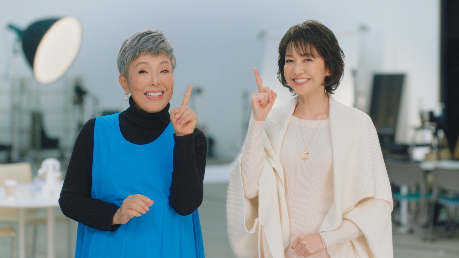 ポンっ！きゅっ！ふわ～！ 賀来千香子さんと池畑慎之介さんが新開発ストッパー『スマートタッチ』の新TVCMに出演！｜株式会社アデランスのプレスリリース