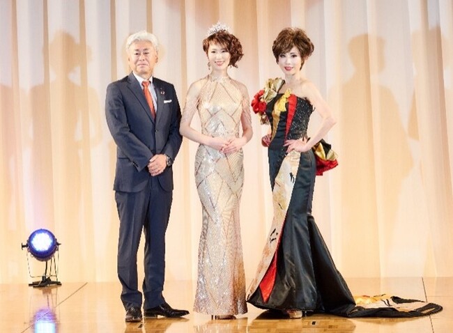 「ビューウィッグ賞」のグランプリに輝いた中村 希美さん(中央)と前回グランプリの三善 さおりさん(右)、「ビューウィッグ賞」で審査員を務めた当社代表取締役社長 鈴木 洋昌 「ビューウィッグ賞」のグランプリに輝いた中村 希美さん(中央)と前回グランプリの三善 さおりさん(右)、「ビューウィッグ賞」で審査員を務めた当社代表取締役社長 鈴木 洋昌