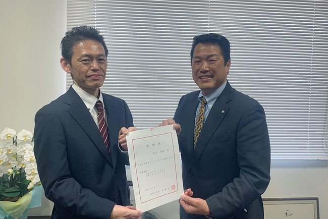 写真左から、AKKODiS社員の登坂、南伊豆町　岡部町長