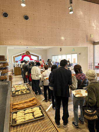 多くのお客様で賑わう店内の様子2. 多くのお客様で賑わう店内の様子2.