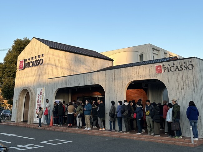 早朝から並んでいただいている様子_2 早朝から並んでいただいている様子_2