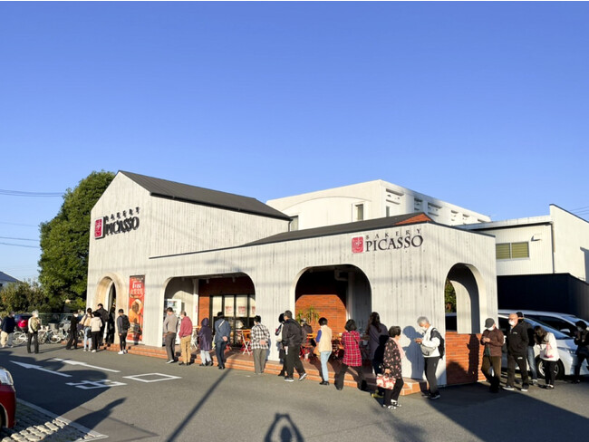 昨年の様子1._お店の入口から長蛇の列 昨年の様子1._お店の入口から長蛇の列