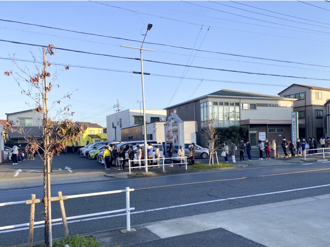 昨年の様子3._行列はついに歩道にまで到達 昨年の様子3._行列はついに歩道にまで到達