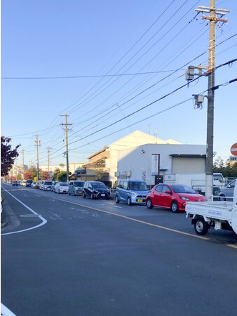 昨年の様子5._駐車場に入るために渋滞が発生するほど 昨年の様子5._駐車場に入るために渋滞が発生するほど