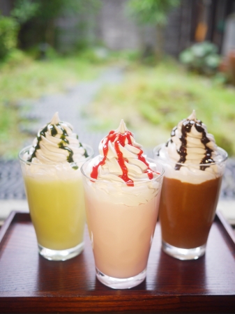 季節を問わず人気メニューの「あわ雪シェイク（抹茶、いちご、チョコ）