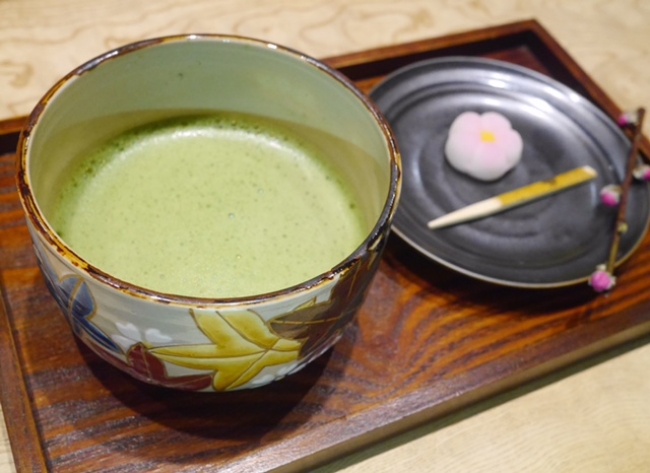 器に犬山市指定文化財「犬山焼」を使用した特選抹茶 500円