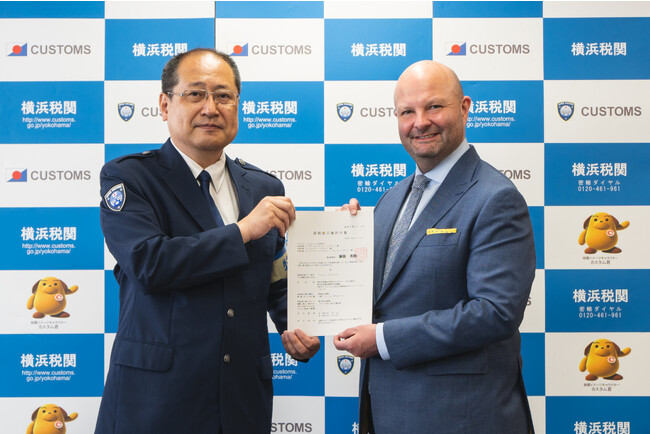 Toshinaga Okazawa, Director of Enforcement Division, Yokohama Customs and Magnus Renfrew, Co-Founder, Tokyo Gendai