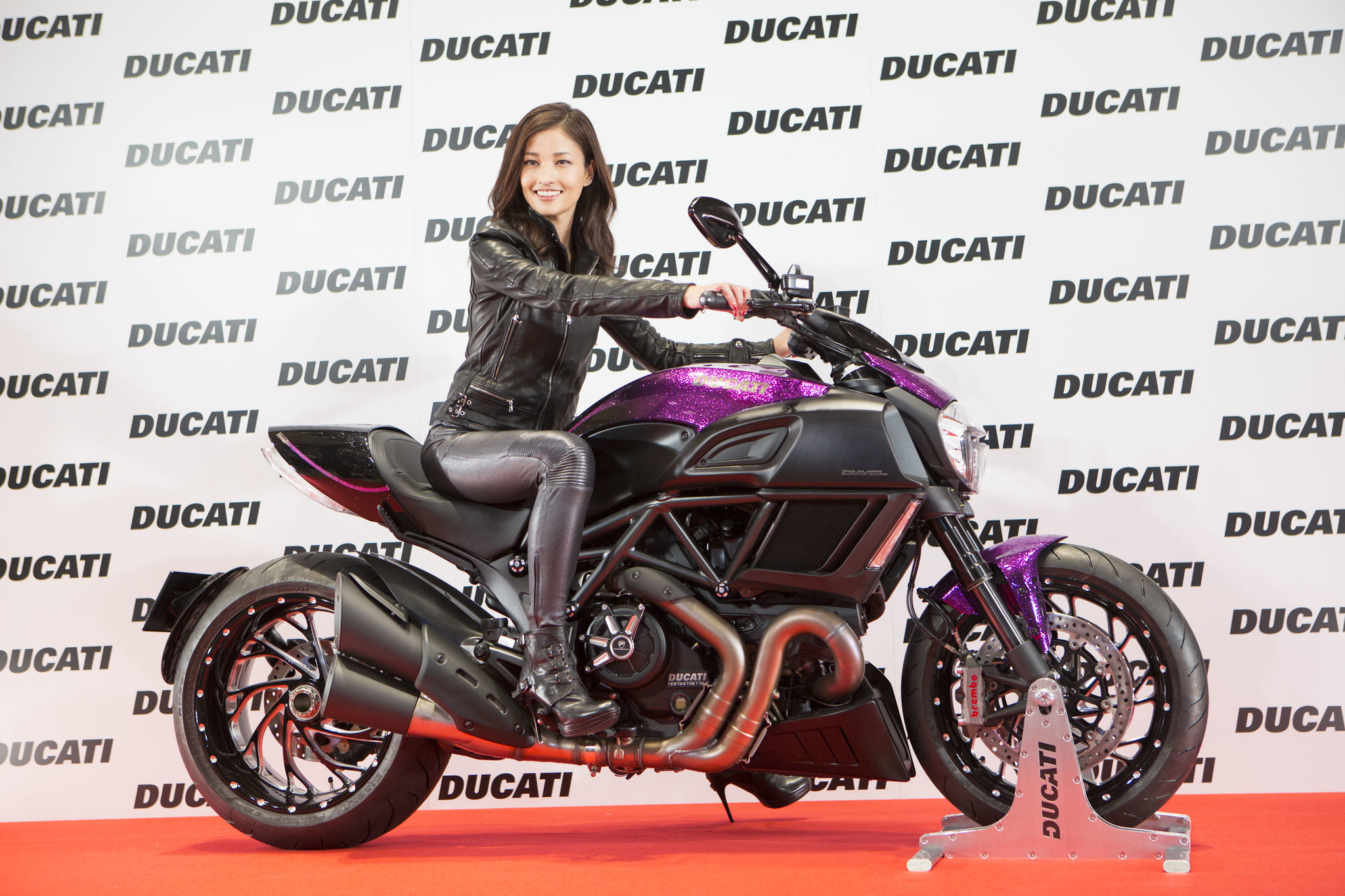 イタリアのオートバイメーカー Ducati ドゥカティ が Ducati Diavel ディアベル 映画 ルパン三世 峰不二子スペシャル を発表 黒木メイサさんがお披露目イベントに登場 ドゥカティジャパン株式会社のプレスリリース