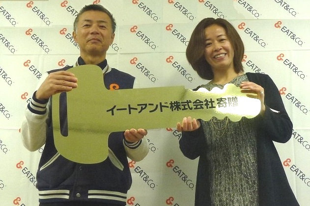（左）当社 代表取締役社長　文野直樹　（右）一般社団法人ペットの里　代表理事　田中亜弓様 