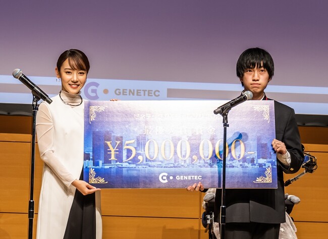 右：最優秀賞を受賞した高田悠希さん　左：ゼネテック イメージキャラクターの森千晴さん