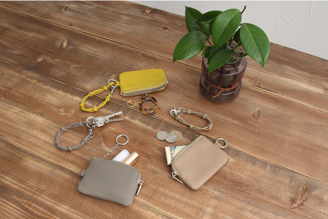 鍵や現金、カード、リップやアクセサリーを収納できるポーチにストラップがついた2点セット
